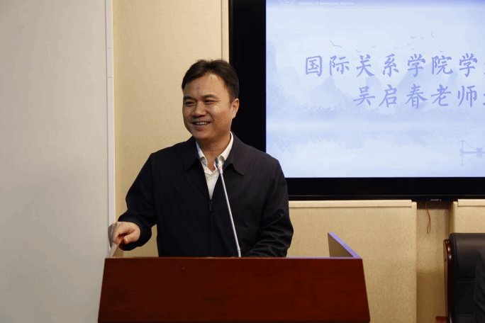 开场辞并介绍了学风形象大使的评选流程