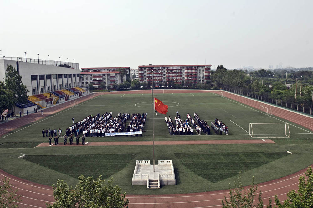 全国人民默哀3分钟. 图为国关师生在