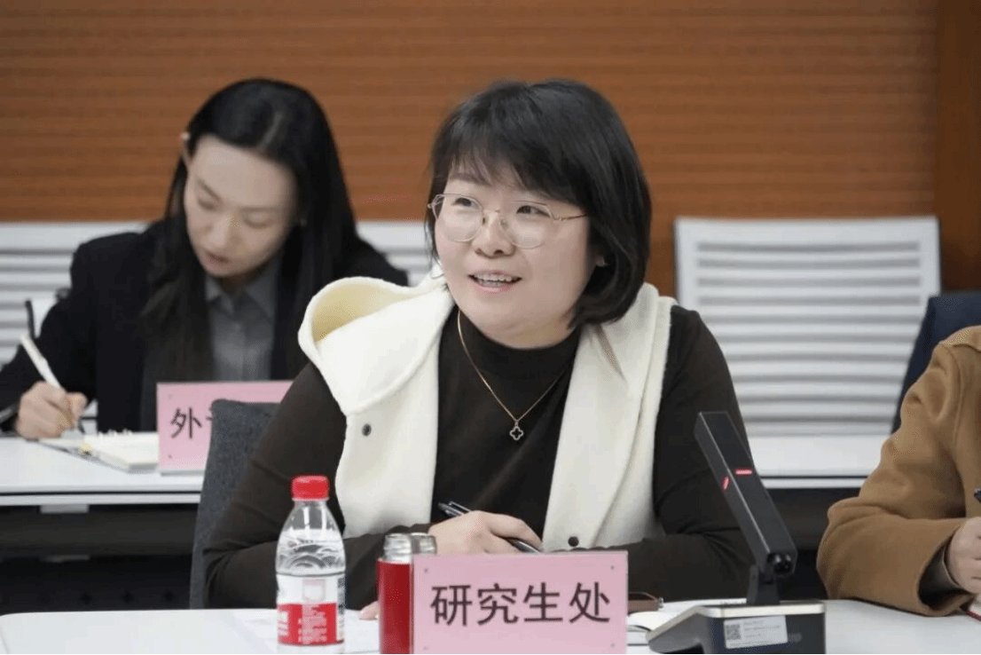 本次研讨会的主要任务是认真足球比分球